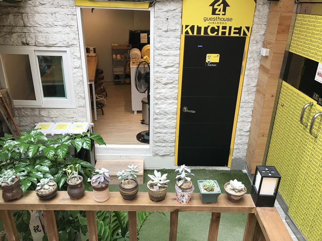 24 Guesthouse Jongno Tower Seoul Exterior photo